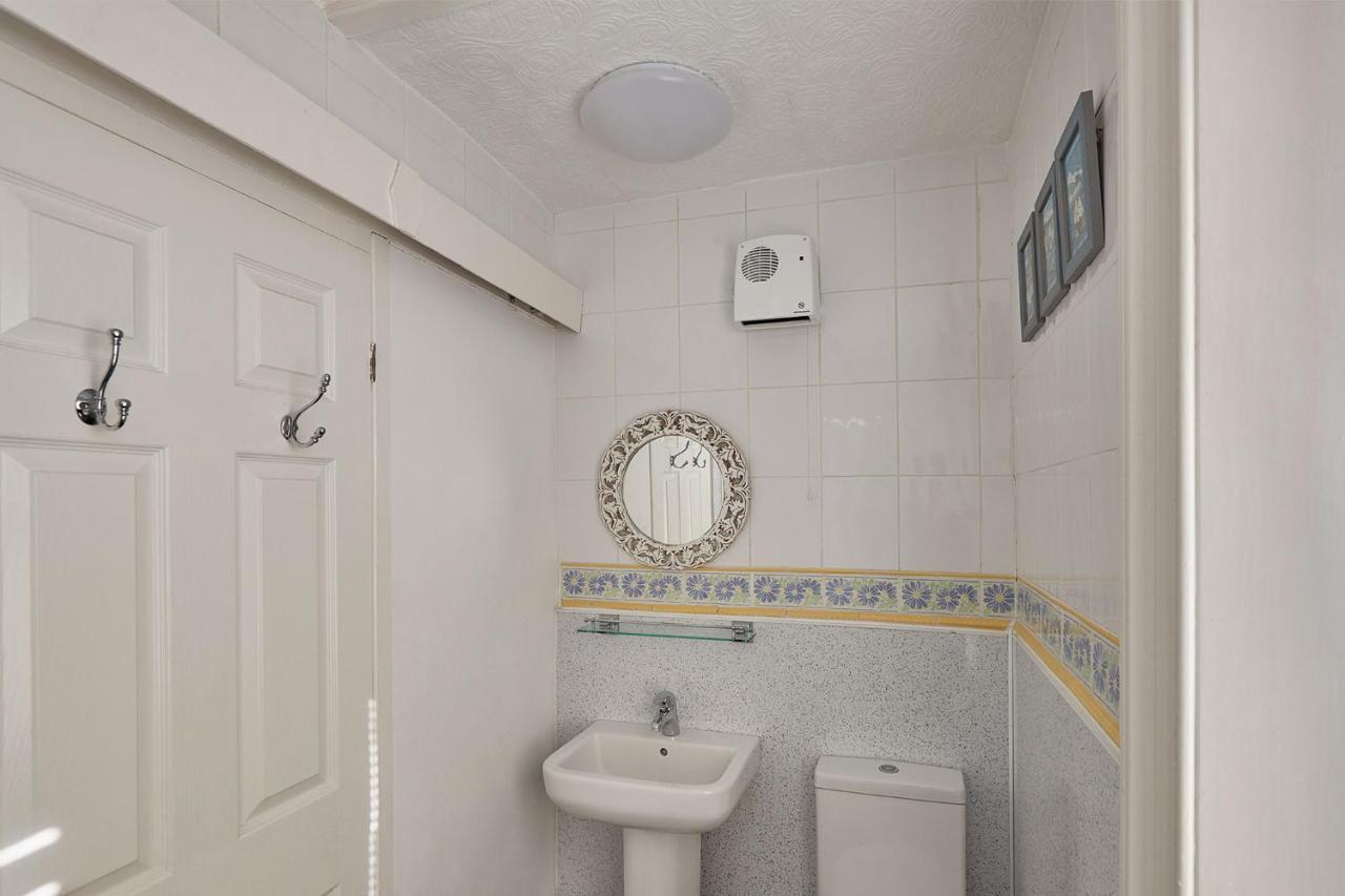 Apartment 4, Khyber Lodge Apartment 惠特比 外观 照片